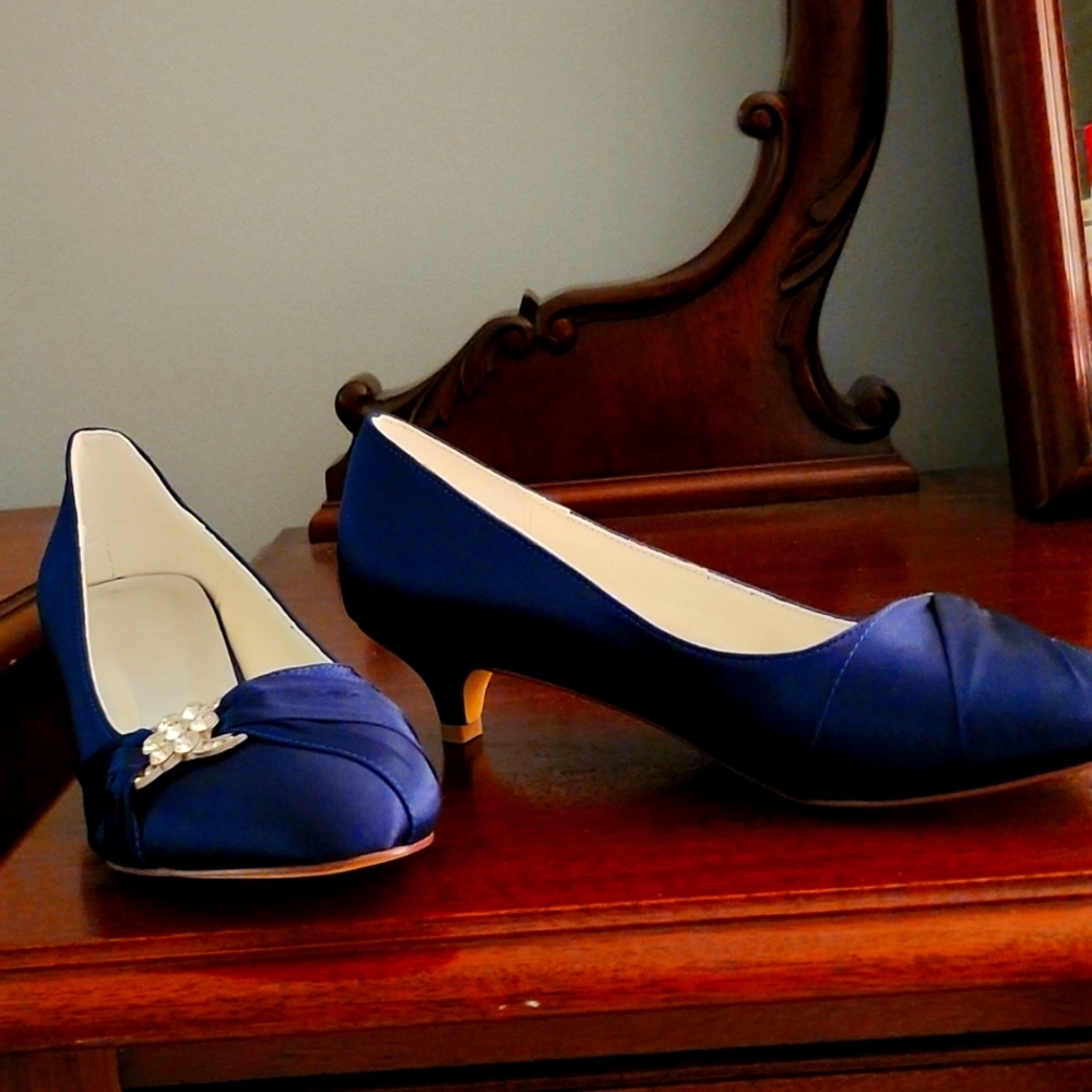 Satin shoes with rinestons